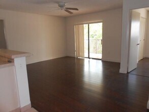 250 Palm Cir W, Unit 303 in Pembroke Pines, FL - Foto de edificio - Building Photo