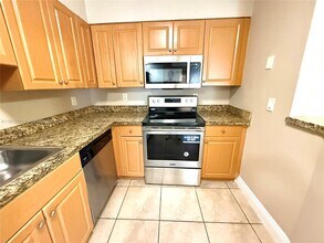 5112 NW 79th Ave in Doral, FL - Building Photo - Building Photo