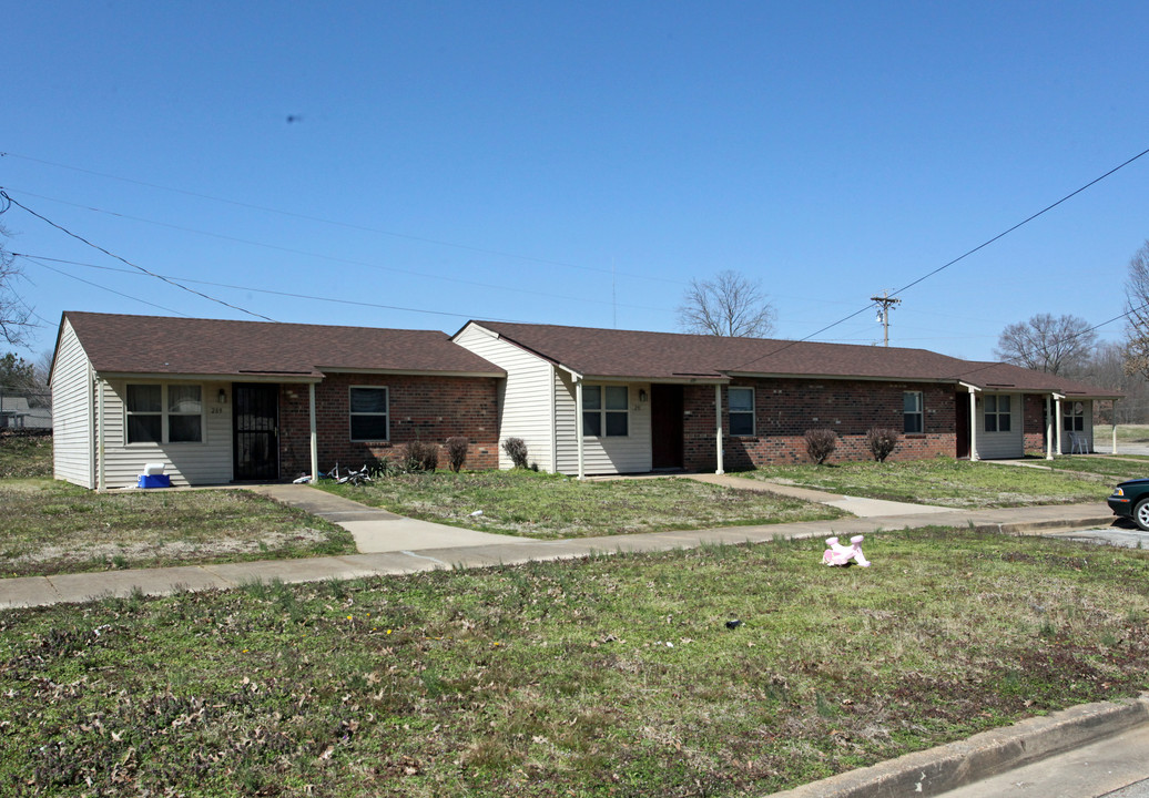 Layton Meadows Apartments in Gallaway, TN - Building Photo