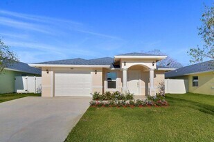 121 Swain Blvd in Greenacres, FL - Building Photo