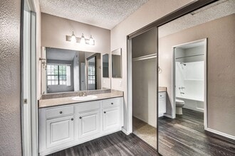 Oak Tree Court Apartment Homes in Placentia, CA - Foto de edificio - Building Photo