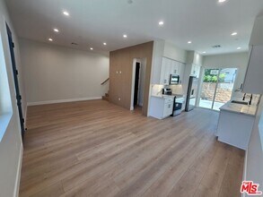 13540 Hamlin St in Los Angeles, CA - Building Photo - Building Photo