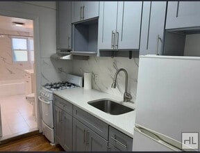 32 STREET, Unit 1 in Queens, NY - Foto de edificio - Building Photo