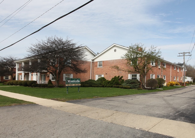 Monticello Apartments in Wheaton, IL - Foto de edificio - Building Photo