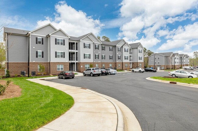 932 E Gilbreath St, Unit 928-300 in Graham, NC - Foto de edificio - Building Photo