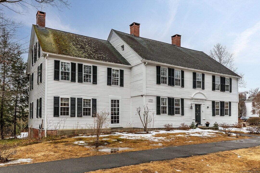 74 South St in Litchfield, CT - Building Photo