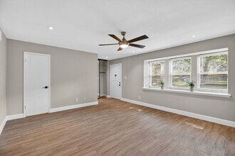 2250 Shadowdale Dr in Houston, TX - Building Photo - Building Photo