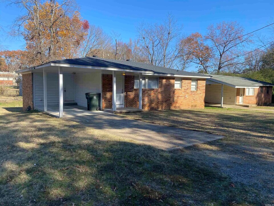 8224 W 37th St in Little Rock, AR - Building Photo