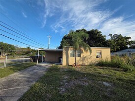 2135 Plunkett Ct in Hollywood, FL - Building Photo