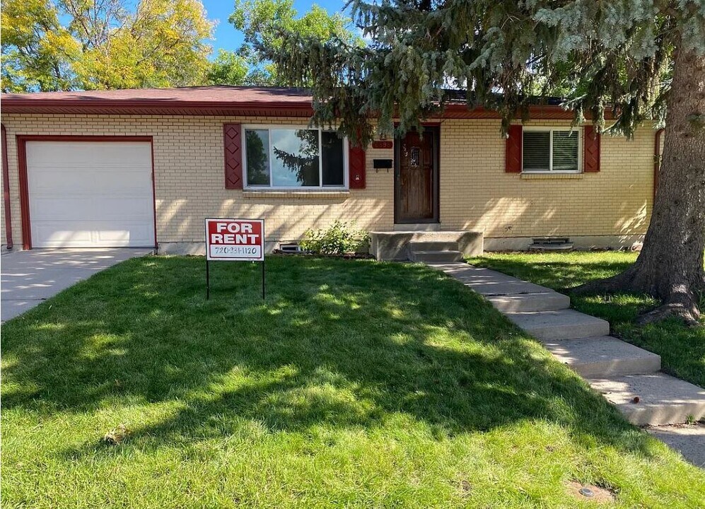 6898 Newman Street in Arvada, CO - Foto de edificio