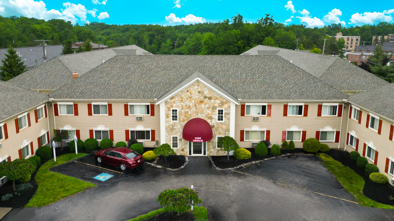 Weeping Cherry Village in Broadview Heights, OH - Foto de edificio