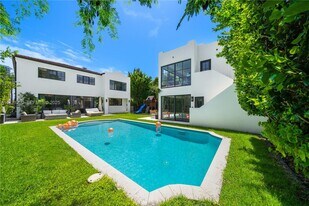 5728 Pine Tree Dr in Miami Beach, FL - Building Photo