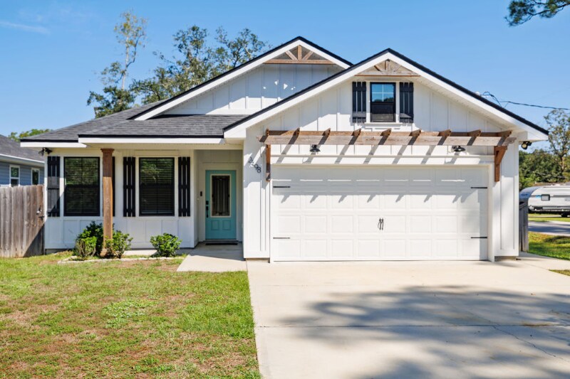 2398 Fairburn St in Pensacola, FL - Building Photo