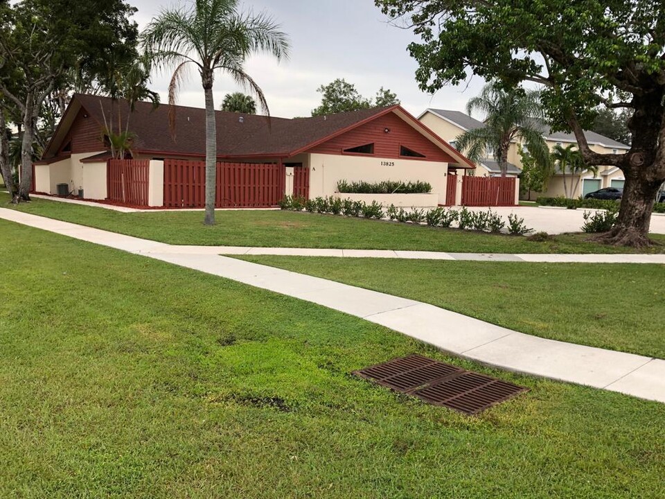 13825 Yarmouth Dr in Wellington, FL - Building Photo