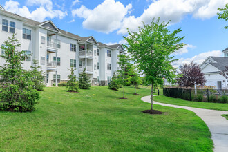 The Pointe at Dorset Crossing in Simsbury, CT - Building Photo - Building Photo