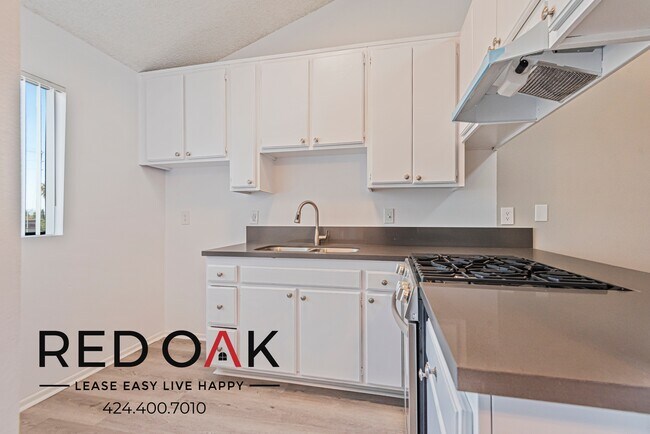 8614 Woodley Ave, Unit 218 in Los Angeles, CA - Foto de edificio - Building Photo