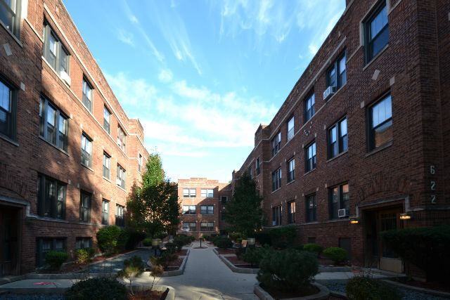 633 W Cornelia Ave in Chicago, IL - Building Photo