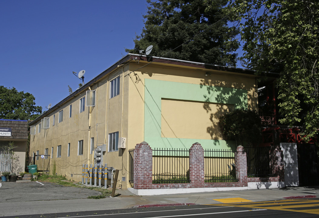 6121 Shattuck Ave in Oakland, CA - Building Photo