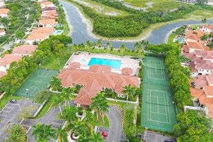 7640 Westwood Dr in Tamarac, FL - Building Photo