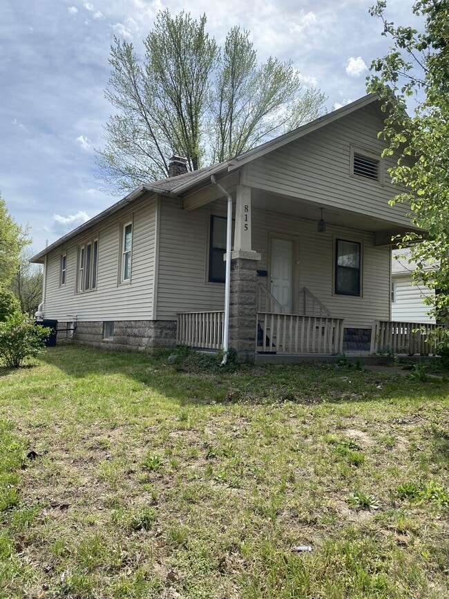 property at 815 W Walnut St