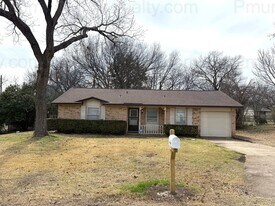 710 Upland Ln in Duncanville, TX - Building Photo