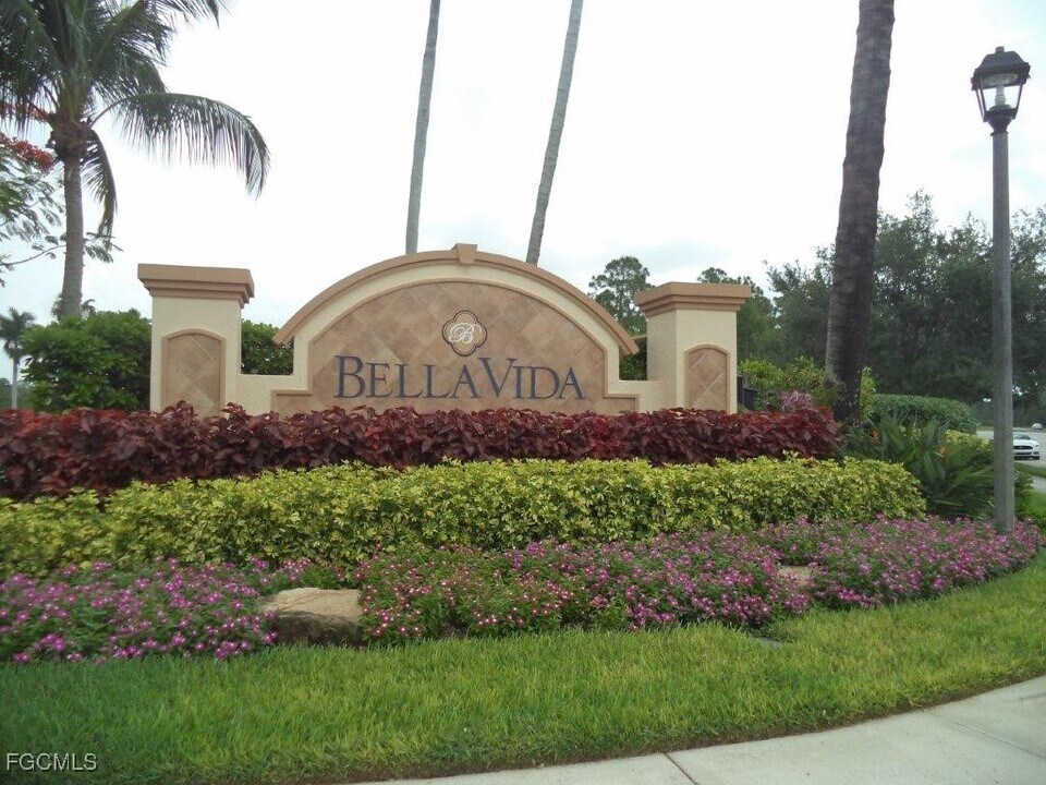 2447 Laurentina Ln in Cape Coral, FL - Building Photo