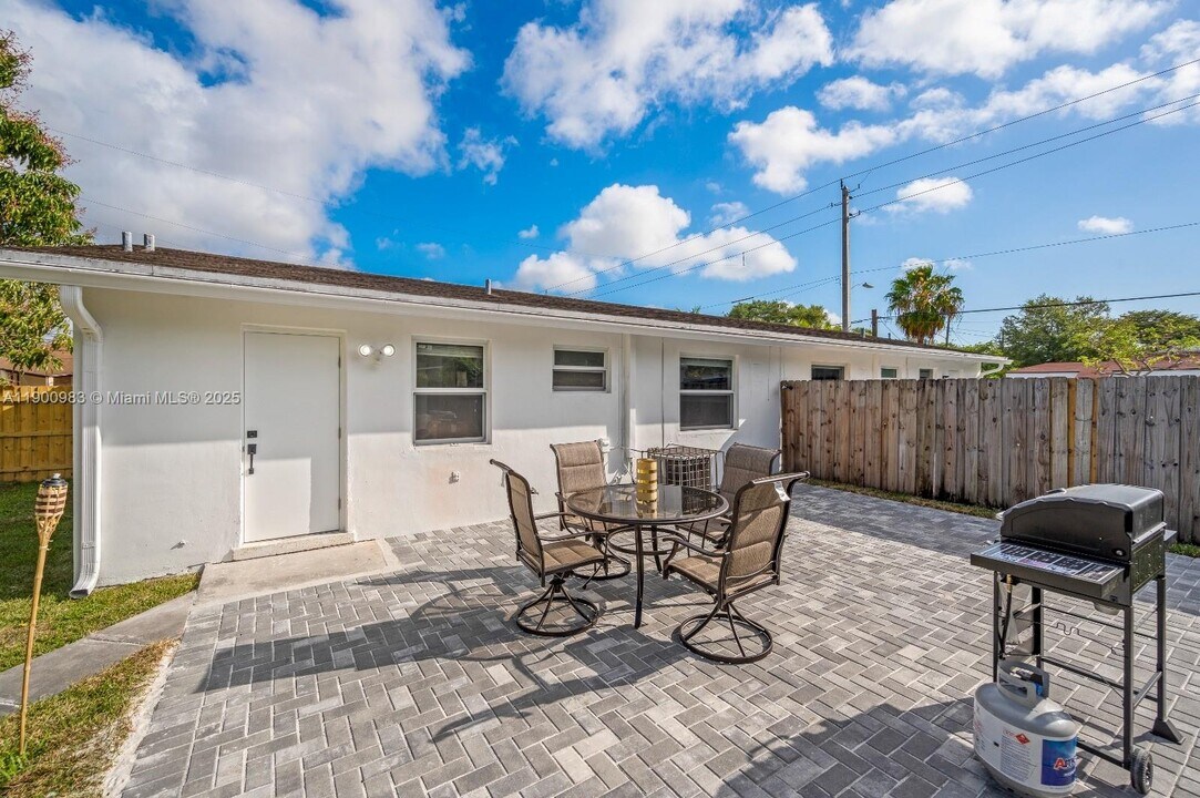 100 NW 45th St in Miami, FL - Building Photo