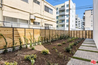 11241 Morrison St-Unit -1 in Los Angeles, CA - Building Photo - Building Photo
