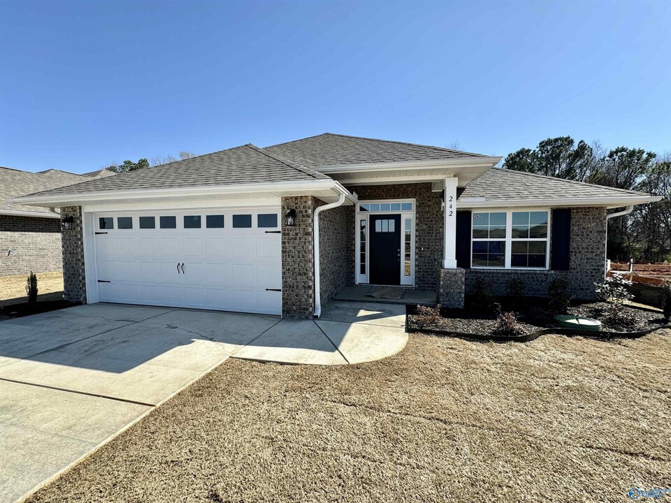 242 Poppy Trl in Meridianville, AL - Foto de edificio
