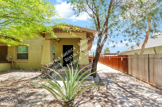 property at 826 E 6th St