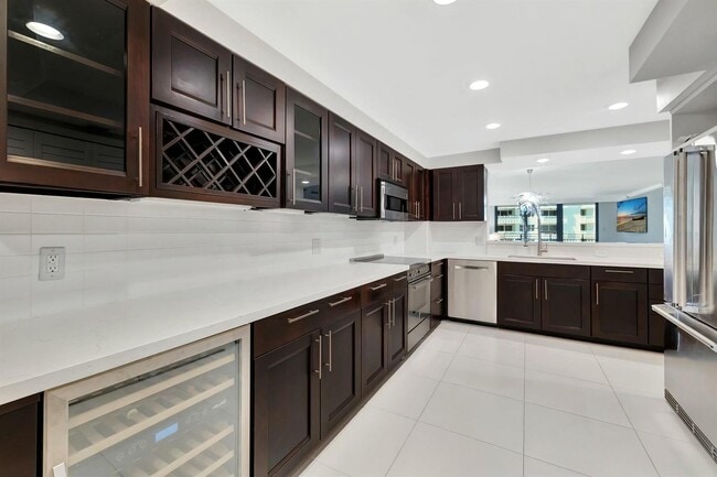 1167 Hillsboro Mile, Unit 405 in Hillsboro Beach, FL - Foto de edificio - Building Photo