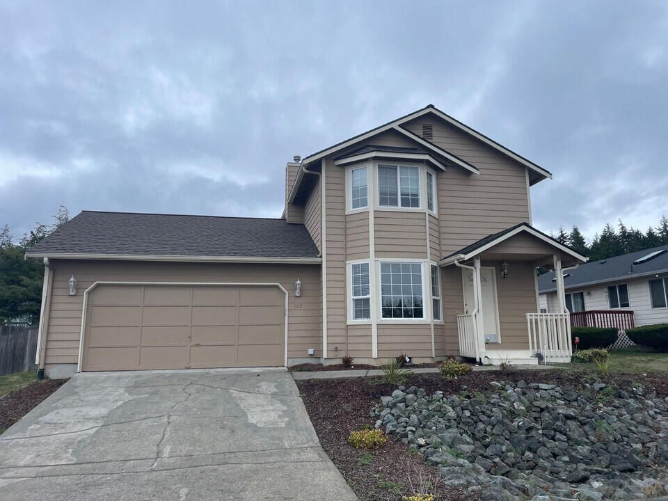 928 NW Quarterdeck Loop in Oak Harbor, WA - Building Photo