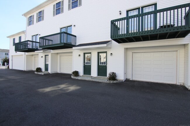 14 Dora St in Stamford, CT - Building Photo - Building Photo