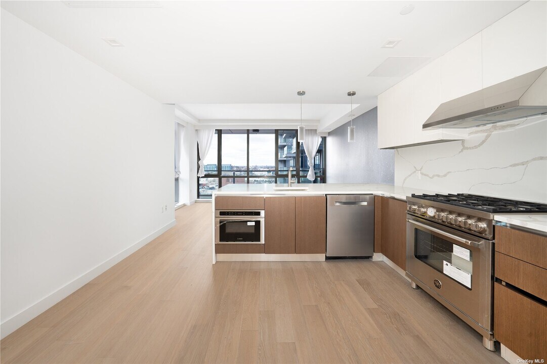 33-66 Farrington St, Unit 12I in Queens, NY - Building Photo