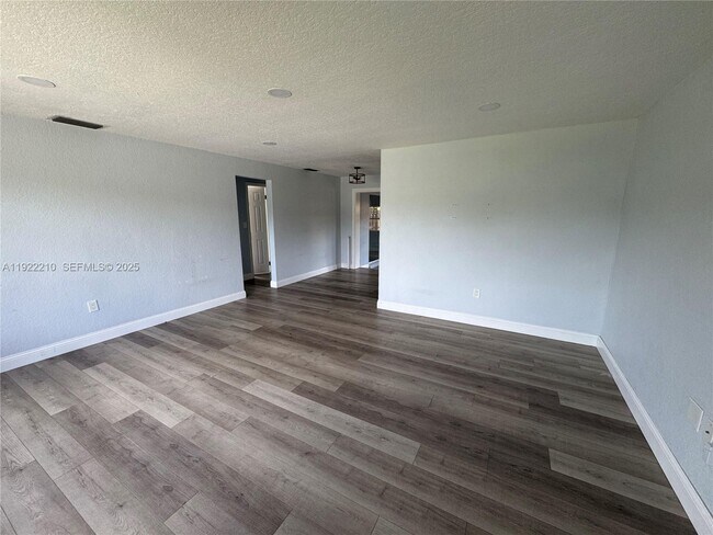 6868 NW 28th St in Sunrise, FL - Building Photo - Building Photo