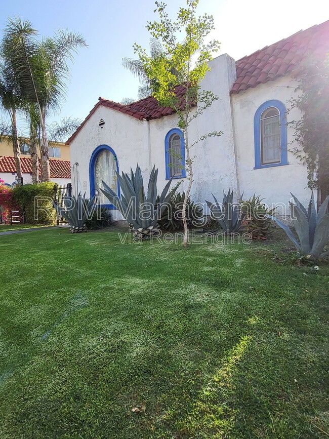 property at 831 1/4 N Formosa Ave