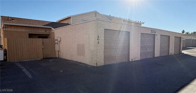 5206 Golden Ln, Unit B in Las Vegas, NV - Foto de edificio - Building Photo