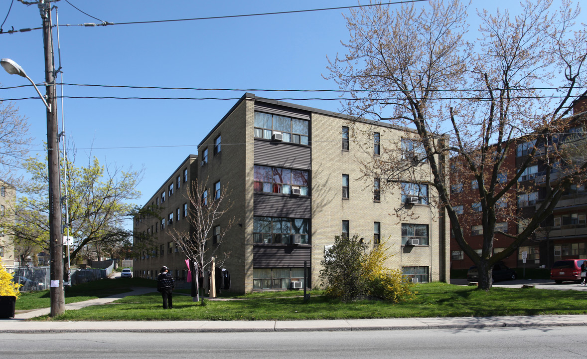 1040 Castlefield Ave in Toronto, ON - Building Photo