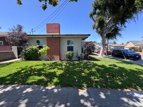1045 Walnut St in Inglewood, CA - Building Photo - Building Photo