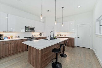 3034 Gray St in Houston, TX - Building Photo - Building Photo