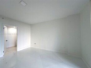 701 Brickell Key Blvd, Unit 507 in Miami, FL - Building Photo - Building Photo