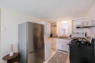 1327 W 21st St in Houston, TX - Foto de edificio - Building Photo