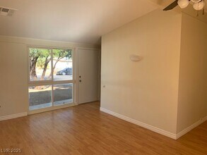 5609 Evergreen Ave in Las Vegas, NV - Foto de edificio - Building Photo
