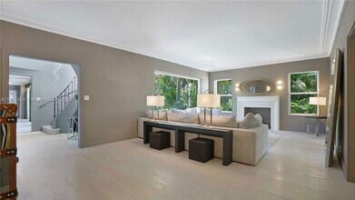 5650 Pine Tree Dr in Miami Beach, FL - Building Photo - Building Photo
