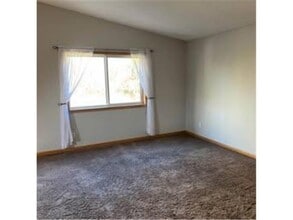 515 1st St N in Montrose, MN - Foto de edificio - Building Photo