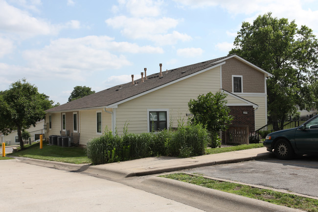 Ivanhoe Gardens Apartments in Kansas City, MO - Building Photo - Building Photo