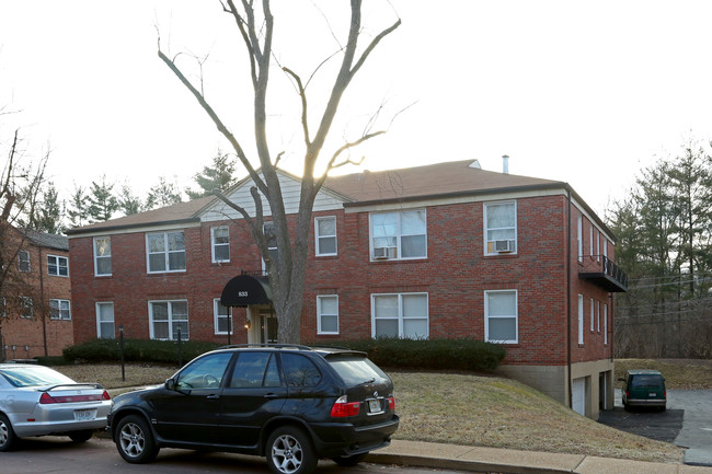 833 Sudbury Dr in St. Louis, MO - Foto de edificio - Building Photo