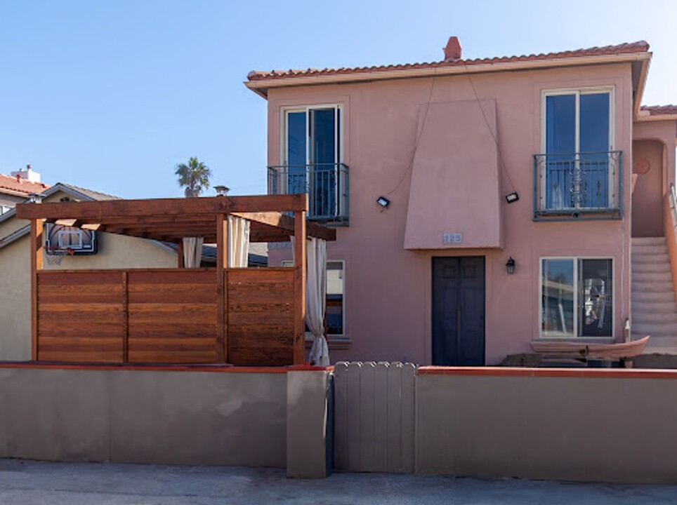 725 Santa Barbara Pl in San Diego, CA - Building Photo