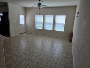 260 Circle Wy in Jarrell, TX - Foto de edificio - Building Photo