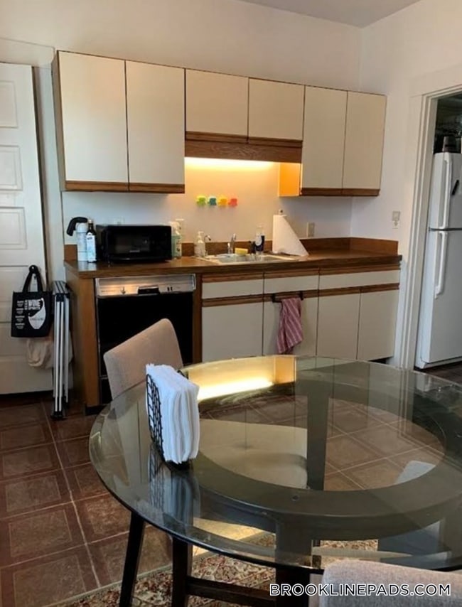 96 Winthrop Rd in Brookline, MA - Building Photo - Building Photo